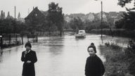 Schulkinder in Bielsheim im Hochwasser der Erft, 1961