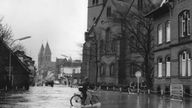 Blick auf die Innenstadt von Gronau, die unter Wasser steht, 1960