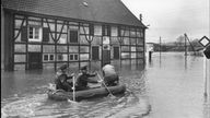 Bergung der Bewohner eines vom Hochwasser umgebenen Hauses bei Hagen/Herdecke, 1960