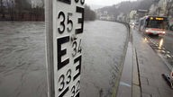 Das Hochwasser der Lenne hat fast das Niveau der Uferstraße in Altena erreicht, 2007