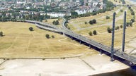 Bildmonatge zeigt den Rhein bei Düsseldorf bei Hochwasser und bei Niedrigwasser, 2003