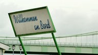 Durch das Hochwasser vom Ufer abgeschnitten ist in Köln Rodenkirchen ein Bootsanleger, 2004