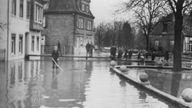 Straßen in Telgte sind beim Hochwasser der Ems überflutet, 1946
