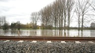 Im November überflutet die strak angeschwollene Wurm Felder an einer Bahnlinie, 2010