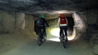 Das unterirdische Tunnelsystem in Valkenburg kann man bei einer Fahrradtour erkunden