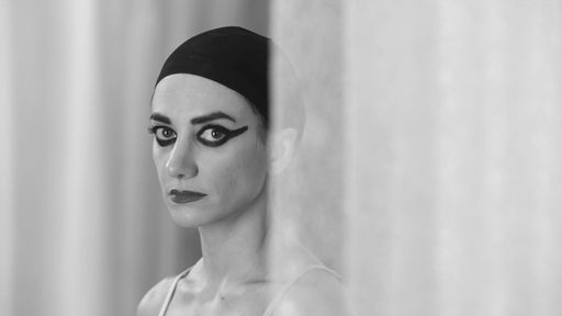 Das Lehmbruck Museum zeigt im Rahmen seiner Reihe "Sculpture 21st" das neueste Werk der iranischen Künstlerin Shirin Neshat: "The Fury". Das Foto zeigt als Still der Videoinstallation die schwarz-weiß Aufnahme einer Frau mit dunkel geschminkten Augen.