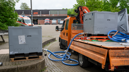 In Bochum wird eine Katastrophenübung abgehalten. Dort wird eine Wasserversorgung aufgebaut