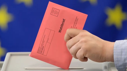 Ein Wahlbrief vor der EU-Flagge