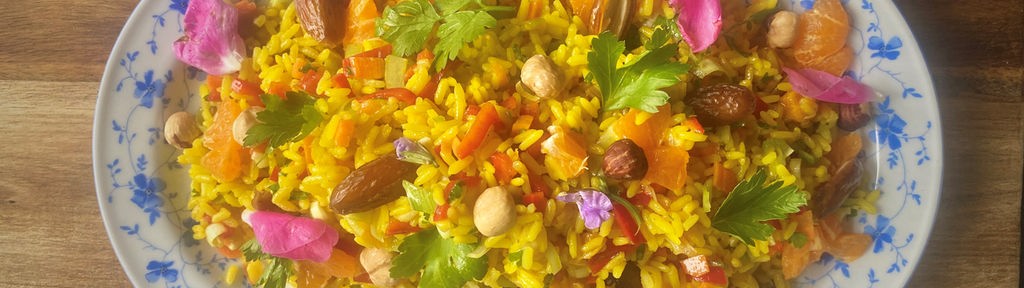Bunter Curryreissalat mit Gemüse und Früchten