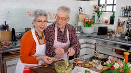 Martina und Moritz bereiten in ihrer Küche Gerichte ohne Fleisch zu