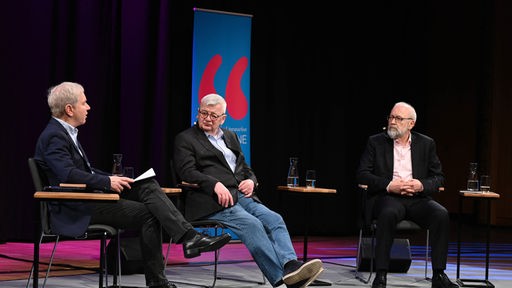 Joschka Fischer, Herfried Münkler und Michael Hirz auf einer Veranstaltung der Litcologne 2024.