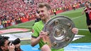 Leverkusens Torwart Lukas Hradecky mit der Meisterschale