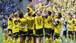 Marco Reus wird in seinem letzten Liga-Spiel für Borussia Dortmund von seinen Mitspielern gefeiert.
