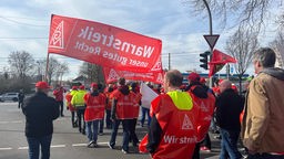 150 Menschen laufen bei Demozug gegen die ZF-Werksschließung durch Gelsenkirchen mit