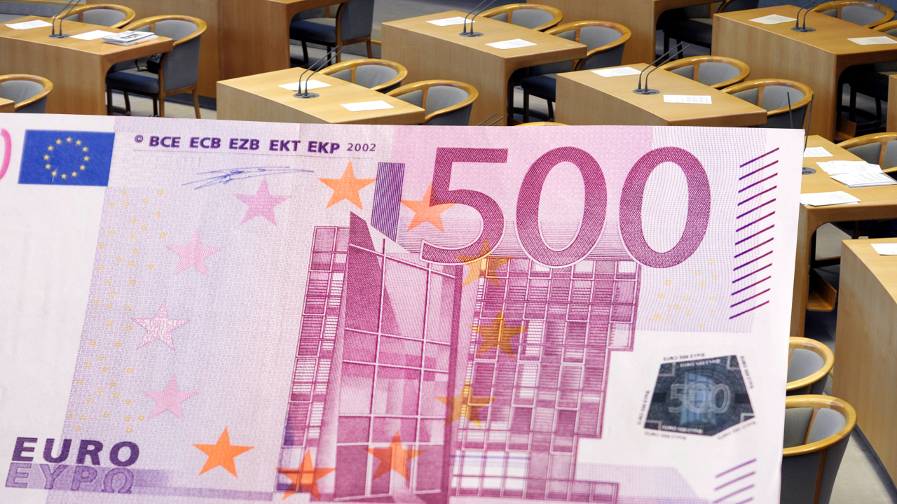 Plenarsaal des Landtages NRW mit 500 Euroschein