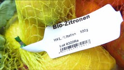Ein Netz Bio Zitronen mit Etikett