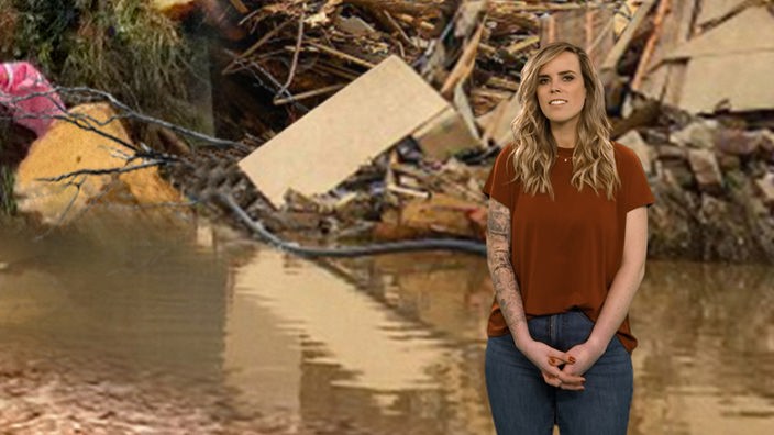 Eine junge Frau steht virtuell in der Szenerie einer Überflutung