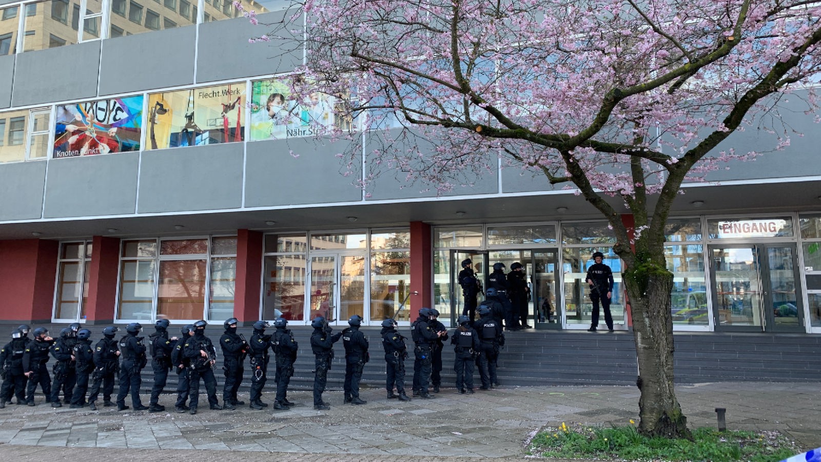 Na een dreigend telefoontje naar de school van Aken – de politie zoekt de dader – Rijnland-Natrichten – WDR – Rijnland-Natrichten
