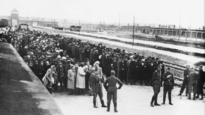 Selektion ungarischer Juden an der Verladerampe des Vernichtungslagers Auschwitz-Birkenau (Aufnahme im Juni 1944)