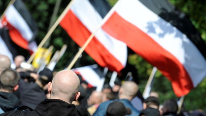 Rechtsextremisten demonstrieren auf einem Parkplatz im Dortmunder Hafen