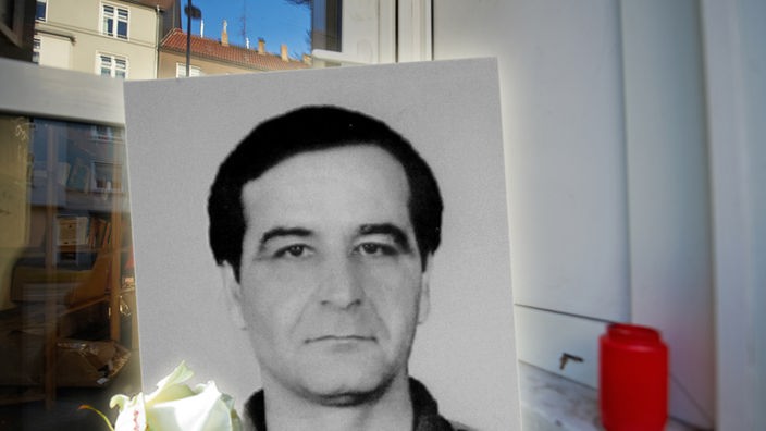 Montage: Eine Aufnahme des ermordeten Mehmet Kubasik, weisse Rose zum Gedenken und eine Kerze