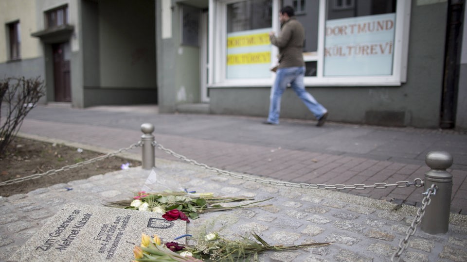 Ein Gedenkstein vor dem Kiosk in dem Mehmet Kubasik erschossen wurde