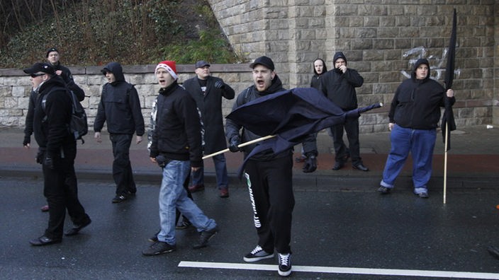 Gruppe schreiender Neonazis bei ihrem Aufmarsch in Bielefeld am 24.12.2011