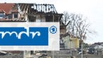 Logo MDR und Überreste eines Hauses nach einer Explosion in Zwickau