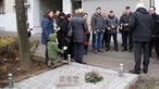 Treffen von Angehörigen der mutmaßlichen Mordopfer des NSU in Dortmund, im Vordergrund Gedenkstein für Mehmet Kubaşık