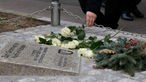Anhörige von mutmaßlichen NSU-Opfern legen am Gedenkstein für Mehmet Kubaşık Rosen nieder