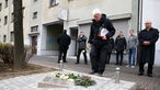 Ullrich Sierau, OB von Dortmund, legt eine Rose nieder am Gedenkstein für Mehmet Kubaşık in unmittelbarer Nähe des Tatorts