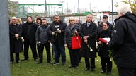 Angehörige mutmaßlicher NSU-Mordopfer am Mahnmal in Dortmund
