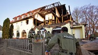 Eine Woche nach der Explosion eines Wohnhauses sind Polizisten in Zwickau noch immer mit der Spurensuche beschäftigt