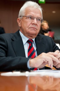 Der Zeuge Hartwig Moeller sitzt der Sitzung des 2. NSU-Untersuchungsausschusses des Bundestages im Bundestag in Berlin.