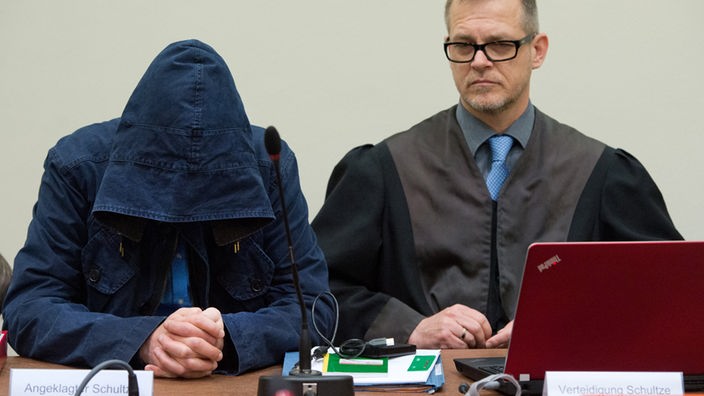 Carsten S. (l) sitzt neben seinem Anwalt Jacob Hösl und verbirgt sein Gesicht hinter einer Kapuze (Aufnahme von 