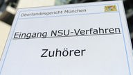Ein Schild mit der Aufschrift "Eingang NSU-Verfahren Zuhörer" vor dem Strafjustizzentrum in München