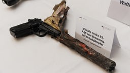 Die Pistole Ceska 83, 7,65 Browning mit Schalldämpfer, ist die erste Tatwaffe der dem NSU zugerechneten sogenannten Ceska-Mordserie (Aufnahme vom 01.12.2011)