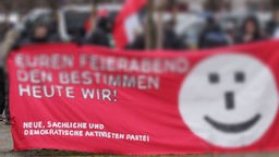 Plakat mit der Aufschrift "Neue, sachliche und demokratische Aktivisten Partei" auf einer Demonstration der Partei die Rechten am 21.12.2014 in Dortmund