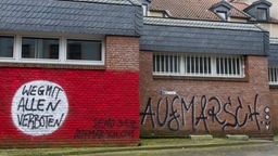 Rot-weiße Nazi-Aufschriften an einer Hauswand in Dortmund