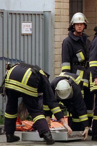 Rettungskräfte versorgen nach einem Bombenansschlag am 27.07.2000 vor dem Düsseldorfer S-Bahnhof Wehrhahn Verletzte