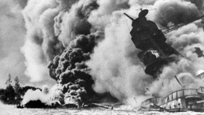 Am 7. Dezember 1941 beginnt mit dem Luftangriff Japans auf den US-Marinestützpunkt Pearl Harbor auf Hawaii der Zweite Weltkrieg auch in Ostasien