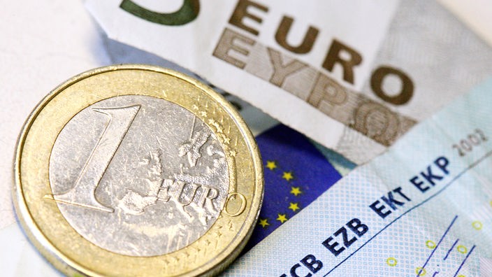 Ein-Euromünze und Teile von Euroscheinen