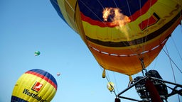 Heißluftballons steigen bei der Montgolfiade 2007 in die Höhe; Rechte: dpa