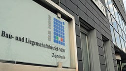  Das Logo des Bau- und Liegenschaftsbetriebs Nordrhein-Westfalen (BLB) hängt in Düsseldorf am Gebäude der Zentrale. 
