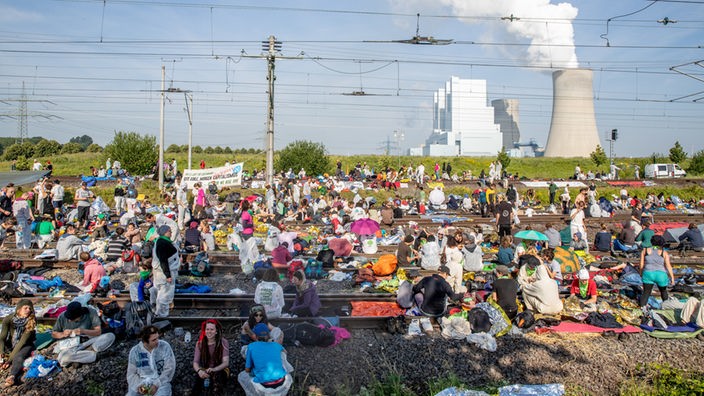 Umweltaktivisten blockieren die Gleise der Kohle-Transportbahn