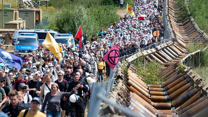 Ein Demonstrationszug geht am Rande des Tagebaus Garzweiler entlang