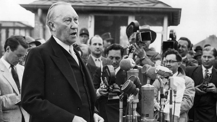 Bundeskanzler Konrad Adenauer verliest am 05.05.1955 in Bonn die Regierungserklärung zur Aufhebung des Besatzungsstatuts