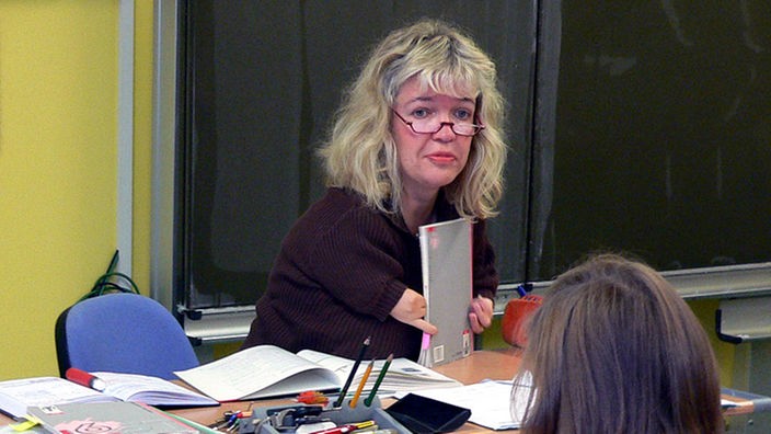 Die contergangeschädigte Lehrerin Bärbel Drohmann im Unterricht