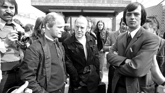 Die Anwälte Kurt Grönewold, Klaus Croissant und Hans-Christian Ströbele vor dem Gerichtsgebäude in Stuttgart-Stammheim (Aufnahme vom 05.06.1975)