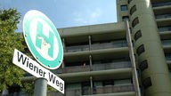 Bushaltestellen-Schild mit der Aufschrift Wiener Weg